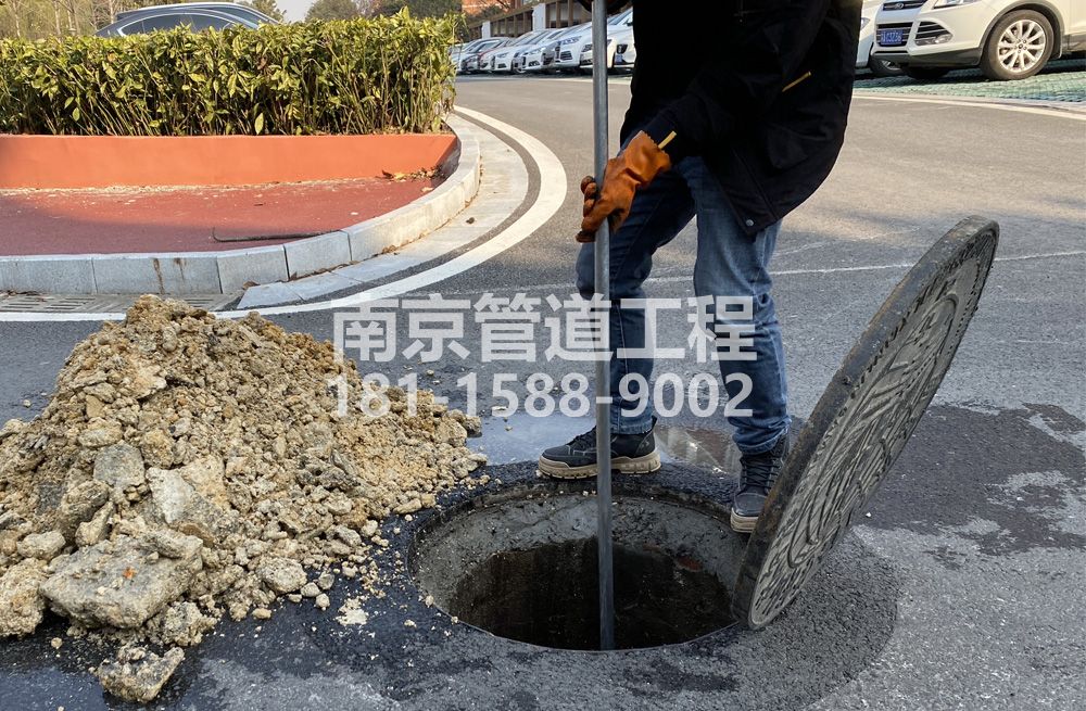 306汤泉管道油块清理